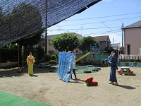園庭で職員が七夕の劇をしている写真