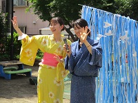 織姫とひこ星に扮した職員が手を振っている写真