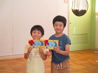 5歳児ぞう組の子どもたちが誕生カードをもらっている写真