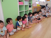 1歳児うさぎ組の子どもたちが誕生会に参加している写真