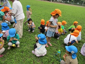 おやつを食べている4歳児ぱんだ組、5歳児らいおん組の様子の写真