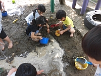 写真：泥んこ遊びを楽しむ5歳児