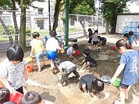 写真：泥んこ遊びを楽しむ5歳児