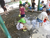 写真：泥んこ遊びを楽しむ4歳児