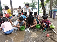 写真：泥んこ遊びを楽しむ4歳児