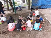 写真：泥んこ遊びを楽しむ3歳児