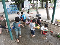写真：泥んこ遊びを楽しむ3歳児