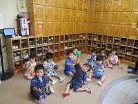 2歳児クラスがヨーヨーをもらった写真です。