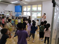 誕生会で幼児クラスが体操やダンスをしている写真です。