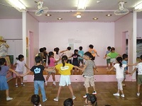 5歳児らいおん組の子どもたちがヒノソングの見本を踊っている写真