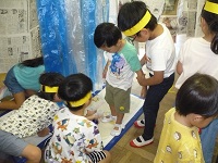 5歳児らいおん組が忍者屋敷で水の術をやっている写真