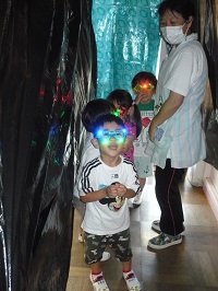 5歳児らいおん組の忍者屋敷で夜の術をやっている写真