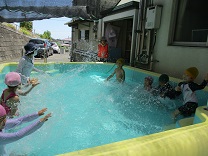 水の掛け合いをする子供の写真