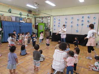 7月プール開き誕生会の様子の写真