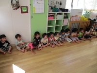 2歳児ぱんだ組の子どもたちが誕生日会に参加している写真