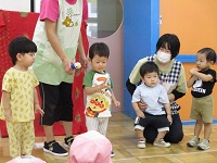 誕生会を迎える3歳、2歳の子ども達です。