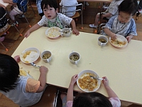 写真：カレーを食べる2歳児の様子写真