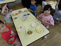 写真：カレーを食べる3歳児の様子