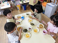 写真：カレーを食べる4歳児の様子