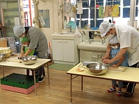 写真：4歳児の調理活動の様子