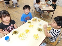 写真：カレーを食べる5歳児の様子