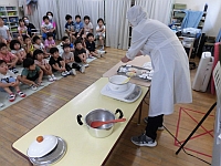 写真：カレー作りのデモンストレーションの様子