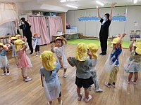 写真：幼児クラスの盆踊りの様子