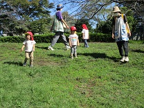 芝の坂を思いっきり走り回る子どもの写真