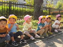 おやつをほおばる子どもの写真