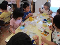 お弁当を食べる子供の写真2