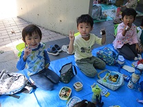 お弁当を食べるこあら組の子どもの写真2