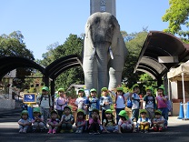 動物園の門のところで集合写真