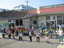 ダンスを踊る5歳児の写真