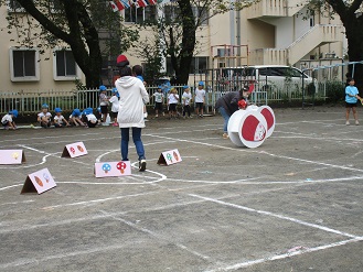 1歳児りす組の運動会の練習の様子の写真