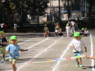 3歳児こあら組かけっこの様子の写真