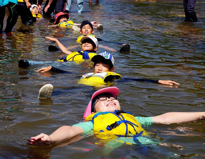 写真：『水に浮く訓練』