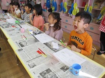 大きな口を開けて歯磨きを始める子供の写真