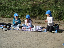 お弁当給食を食べる5歳児の写真