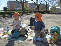 お弁当給食を食べる4歳児の写真