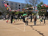 写真：2歳児親子ダンスの様子