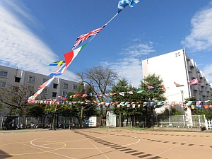 写真：園庭の万国旗