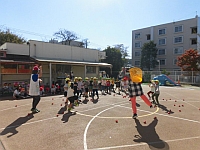 写真：ダンス玉入れを楽しむ様子