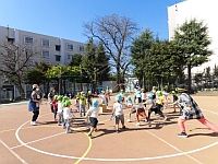 写真：八木節踊りをする4歳児の様子