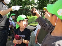 5歳児ぞう組の子どもたちが掘ったお芋を見せている写真