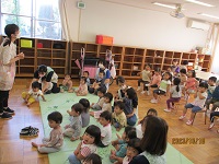 誕生会に参加している子どもたちの写真