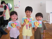 4歳児きりん組の誕生日の子どもたちの写真