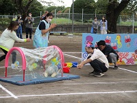 0歳児りす組の子どもたちがトンネルをくぐっている写真