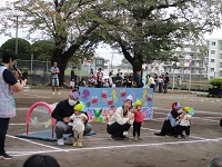 0歳児りす組の子どもたちが競技が終わって前に並んでいる写真