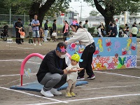 0歳児りす組の子どもたちがトンネルをくぐっている写真