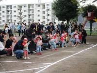 1歳児うさぎ組の子どもたちが保護者と一緒に前に出ている写真